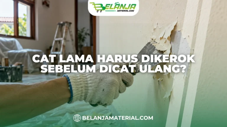 Tukang mengerok cat lama yang mengelupas pada dinding menggunakan kape sebelum dicat ulang