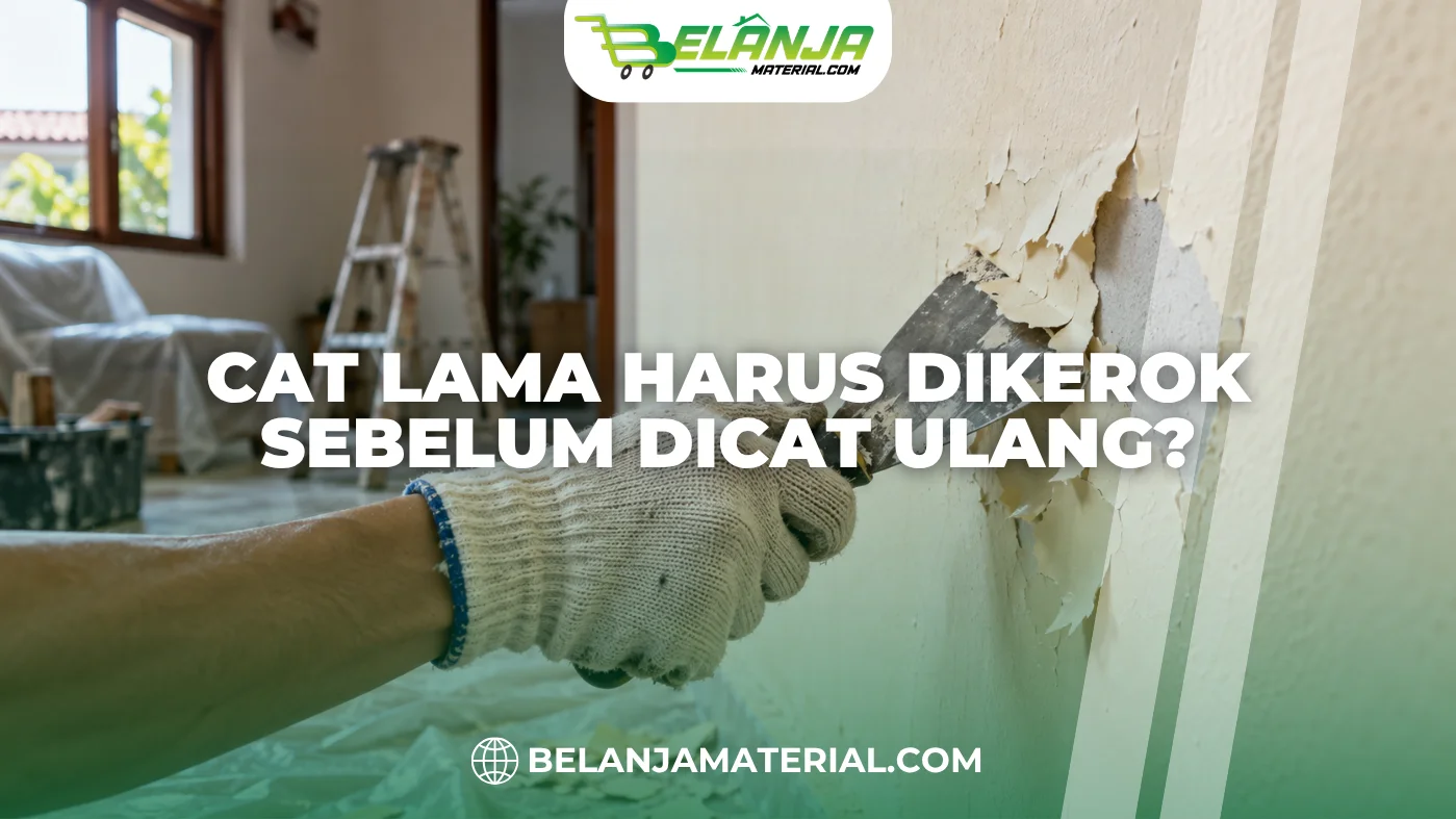 Tukang mengerok cat lama yang mengelupas pada dinding menggunakan kape sebelum dicat ulang
